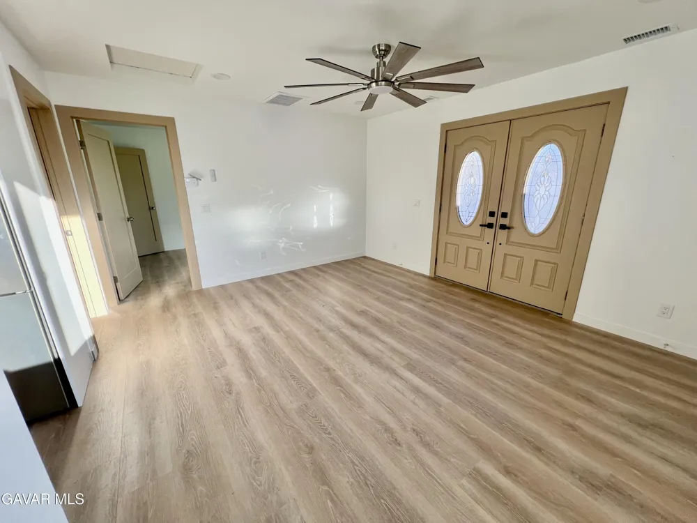 1133 E Geraldine Lane #B Lancaster, CA 93535