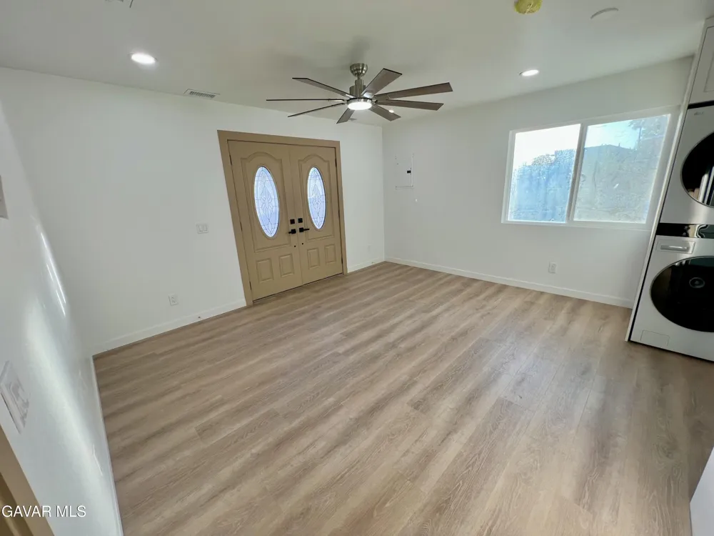1133 E Geraldine Lane #B Lancaster, CA 93535