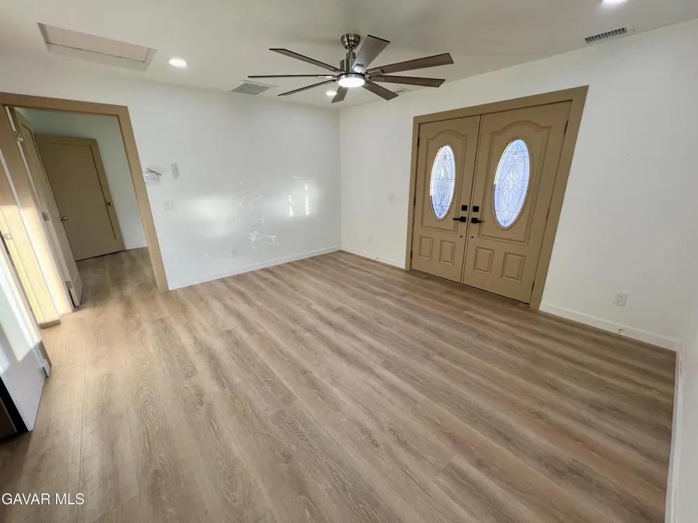 1133 E Geraldine Lane #B Lancaster, CA 93535