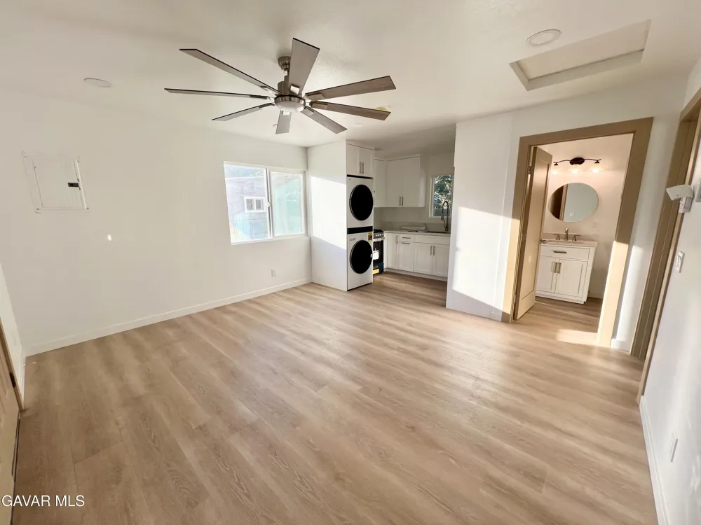 1133 E Geraldine Lane #B Lancaster, CA 93535