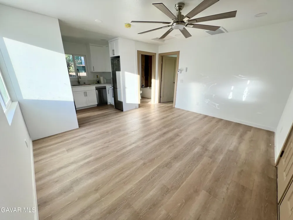 1133 E Geraldine Lane #B Lancaster, CA 93535