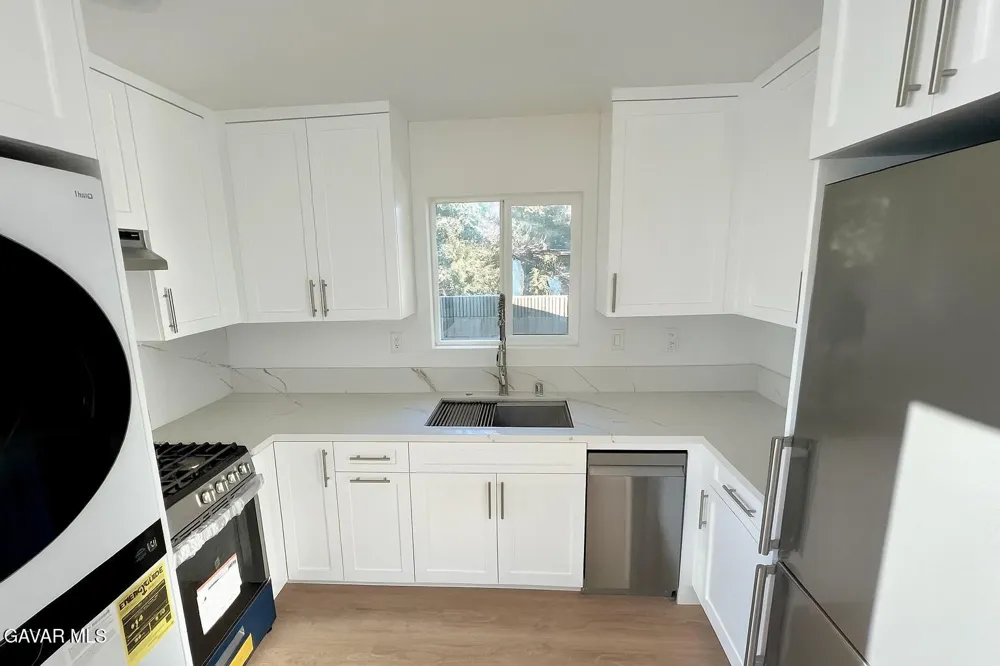 1133 E Geraldine Lane #B Lancaster, CA 93535
