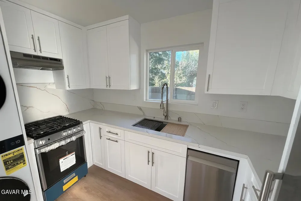 1133 E Geraldine Lane #B Lancaster, CA 93535