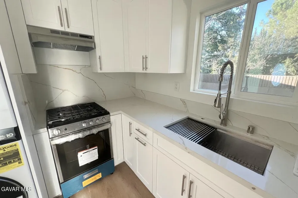 1133 E Geraldine Lane #B Lancaster, CA 93535