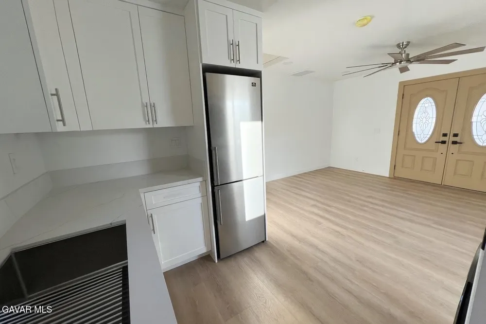 1133 E Geraldine Lane #B Lancaster, CA 93535