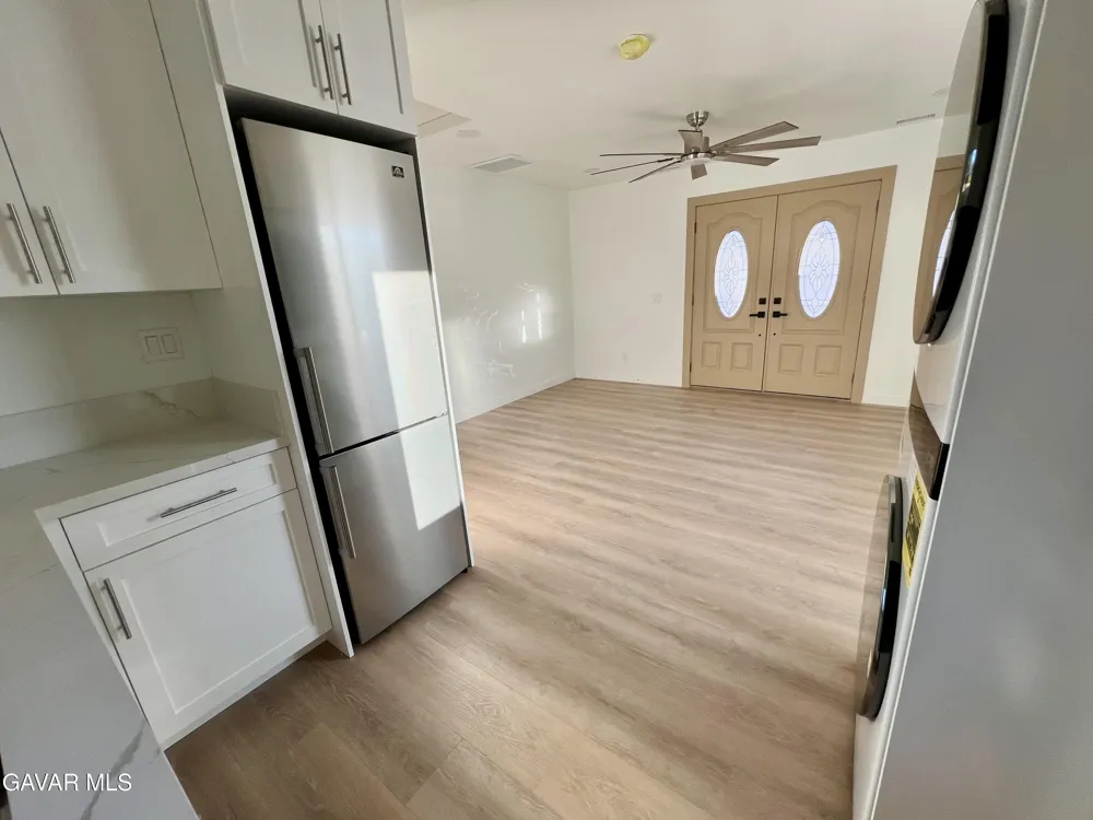 1133 E Geraldine Lane #B Lancaster, CA 93535