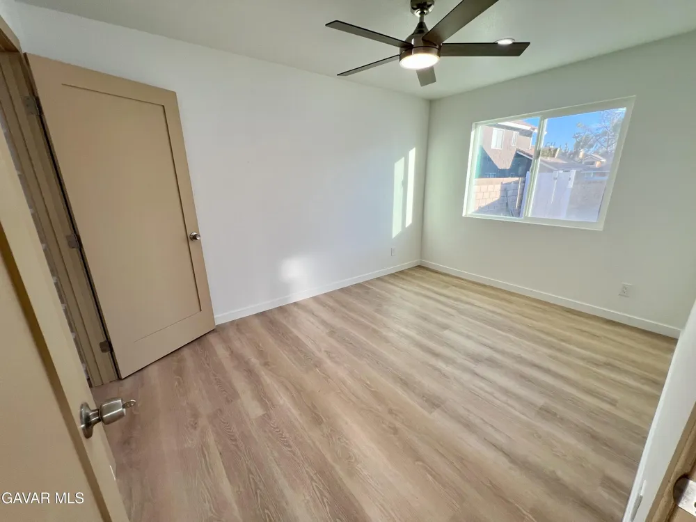 1133 E Geraldine Lane #B Lancaster, CA 93535