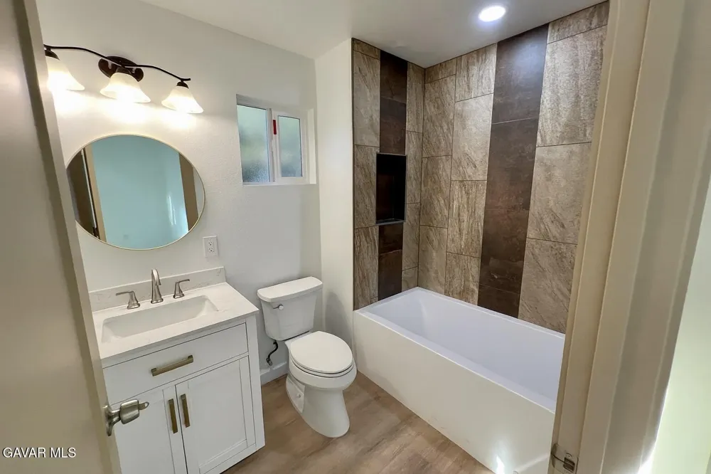 1133 E Geraldine Lane #B Lancaster, CA 93535