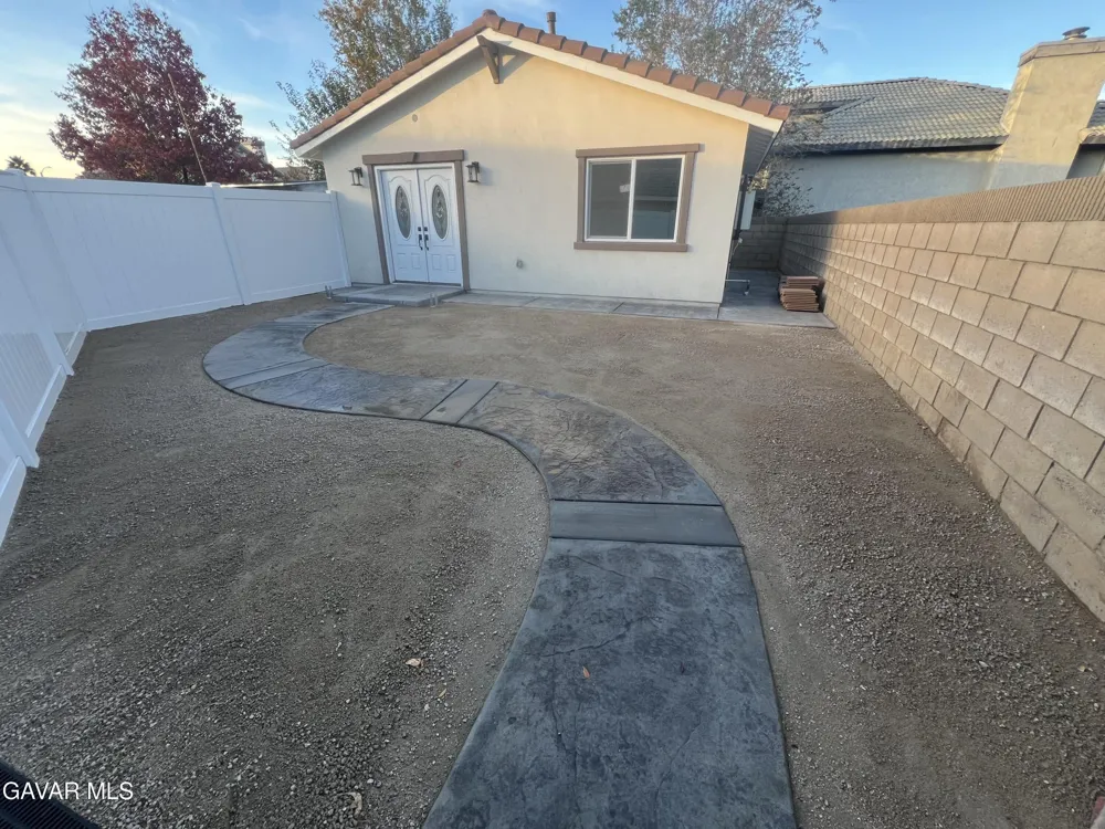 1133 E Geraldine Lane #B Lancaster, CA 93535