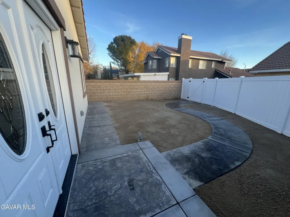 1133 E Geraldine Lane #B Lancaster, CA 93535