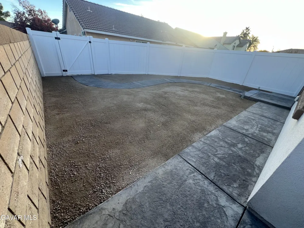 1133 E Geraldine Lane #B Lancaster, CA 93535