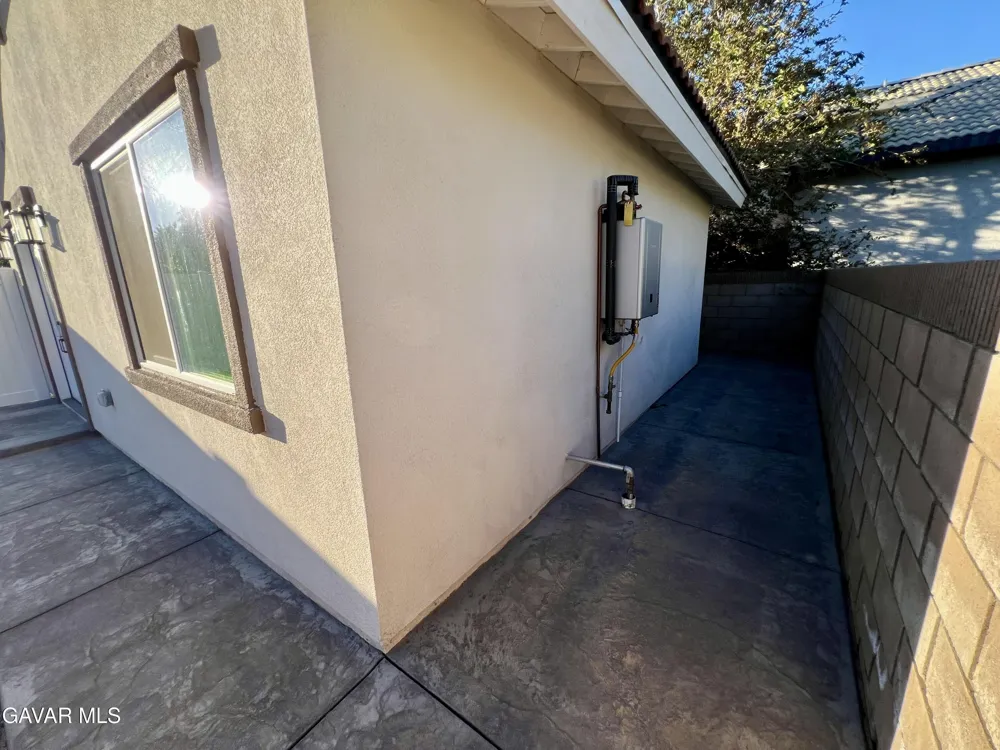 1133 E Geraldine Lane #B Lancaster, CA 93535