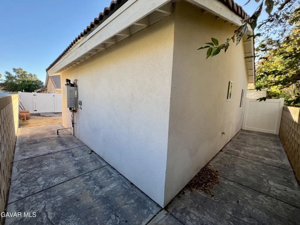 1133 E Geraldine Lane #B Lancaster, CA 93535