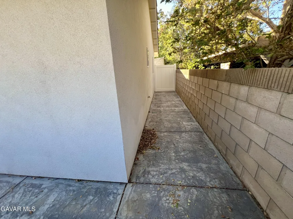 1133 E Geraldine Lane #B Lancaster, CA 93535