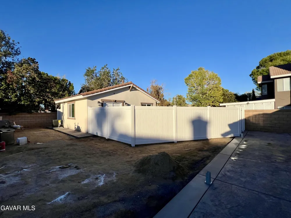 1133 E Geraldine Lane #B Lancaster, CA 93535