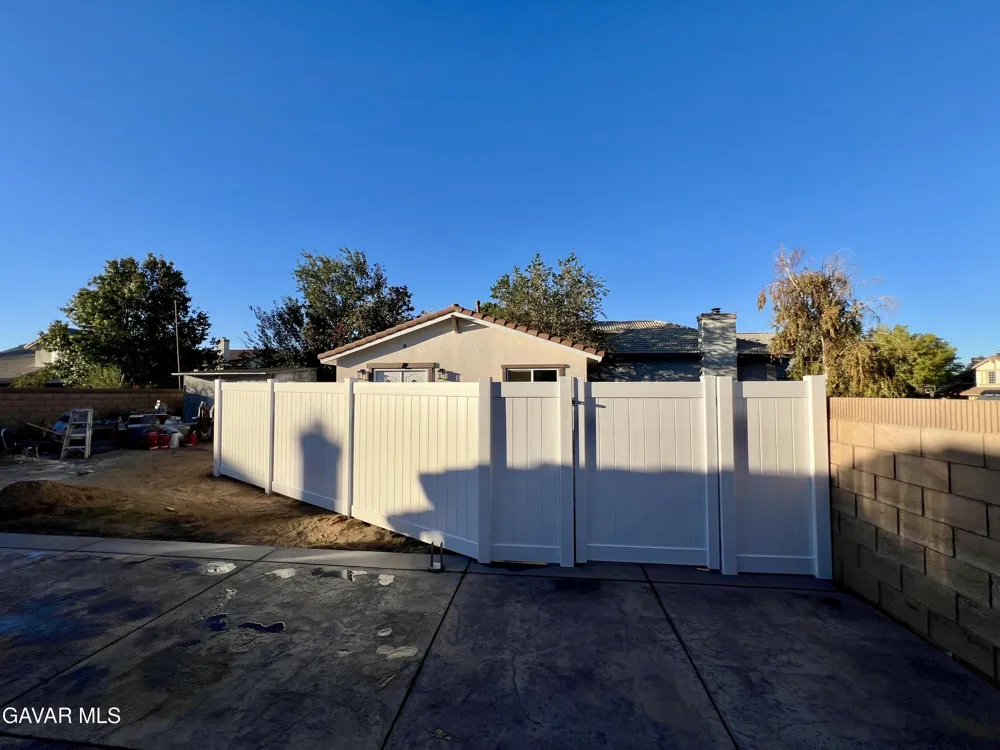 1133 E Geraldine Lane #B Lancaster, CA 93535