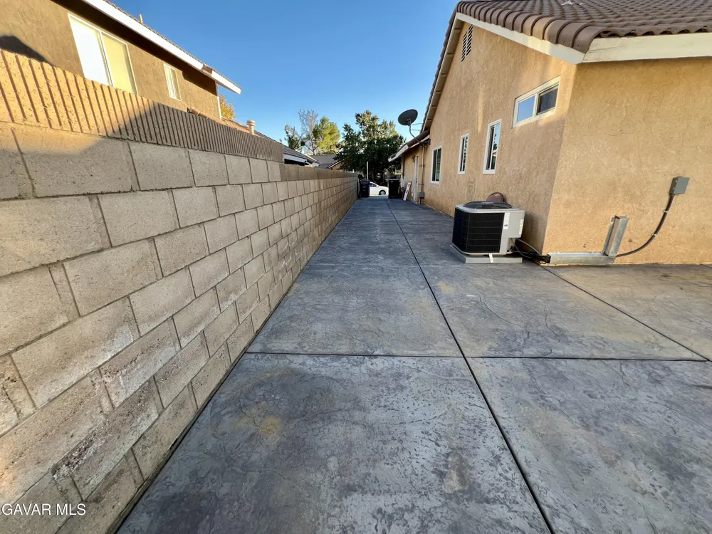 1133 E Geraldine Lane #B Lancaster, CA 93535