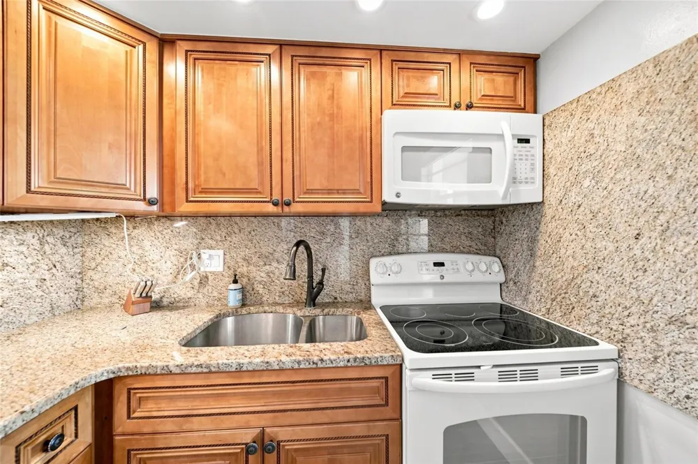 4370 CHATHAM DRIVE #304 Longboat Key, FL 34228