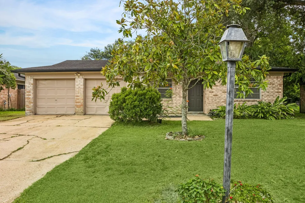 511 Debbie Lane Alvin, TX 77511