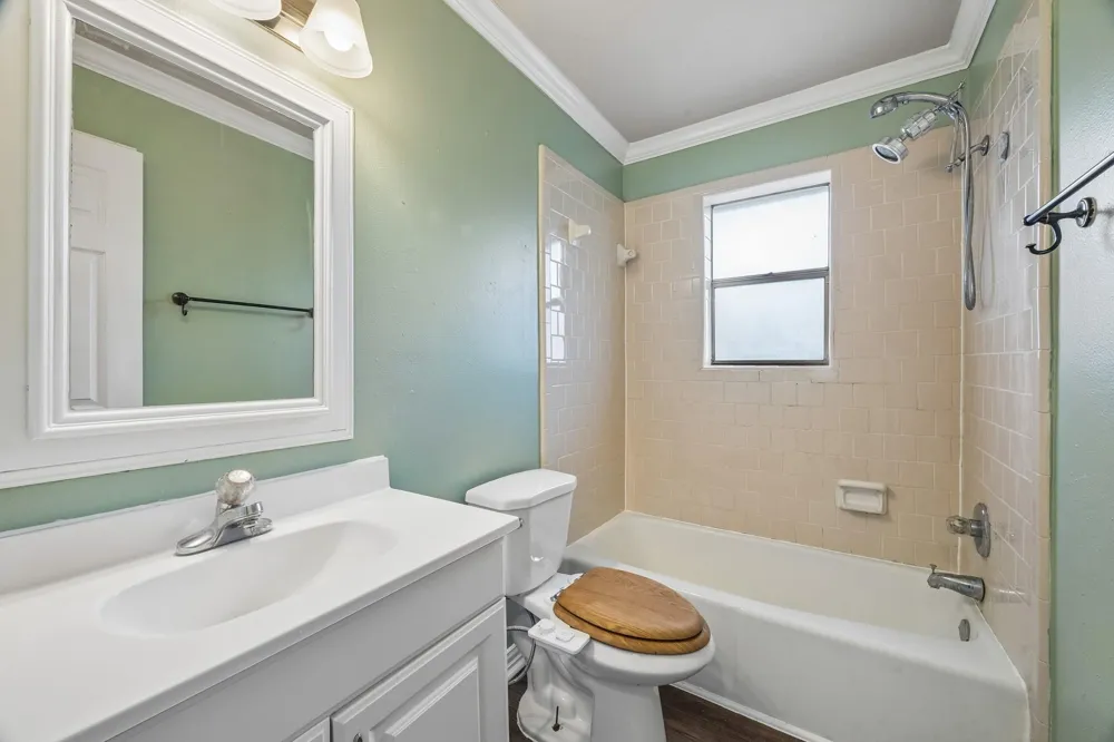 511 Debbie Lane Alvin, TX 77511