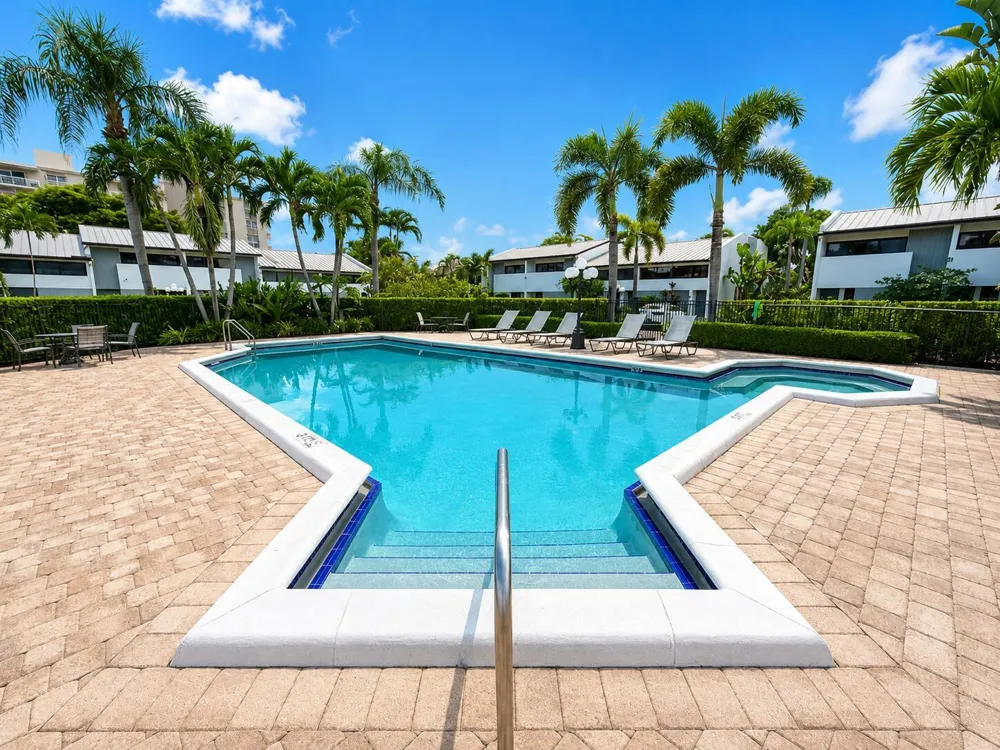 3900 NE 18TH AVENUE #21E Oakland Park, FL 33334