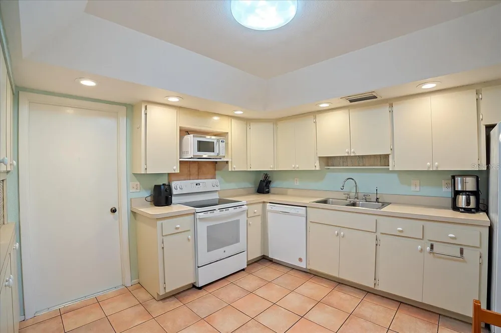 6948 W COUNTRY CLUB DRIVE #V-81 Sarasota, FL 34243