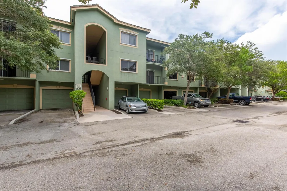350 Crestwood Circle #203 Royal Palm Beach, FL 33411