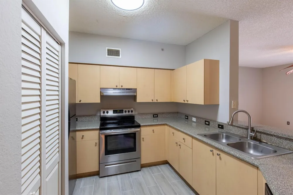 350 Crestwood Circle #203 Royal Palm Beach, FL 33411
