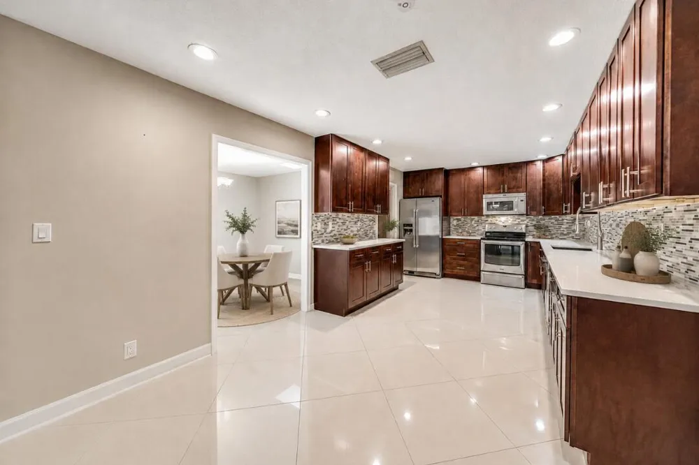574 Juniper Place Wellington, FL 33414