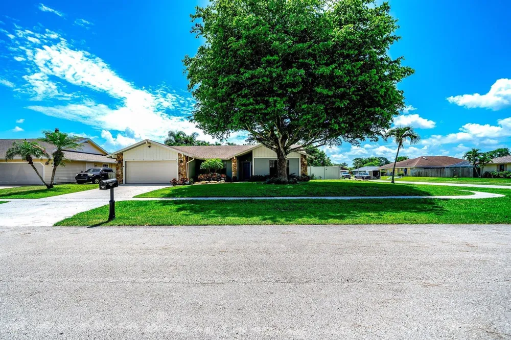 574 Juniper Place Wellington, FL 33414
