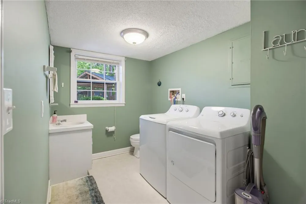 166 Charlotte Place Advance, NC 27006