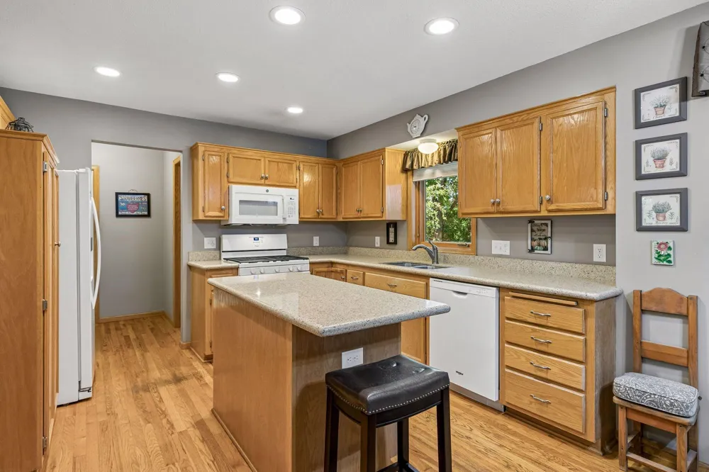 13516 Knox Drive Burnsville, MN 55337