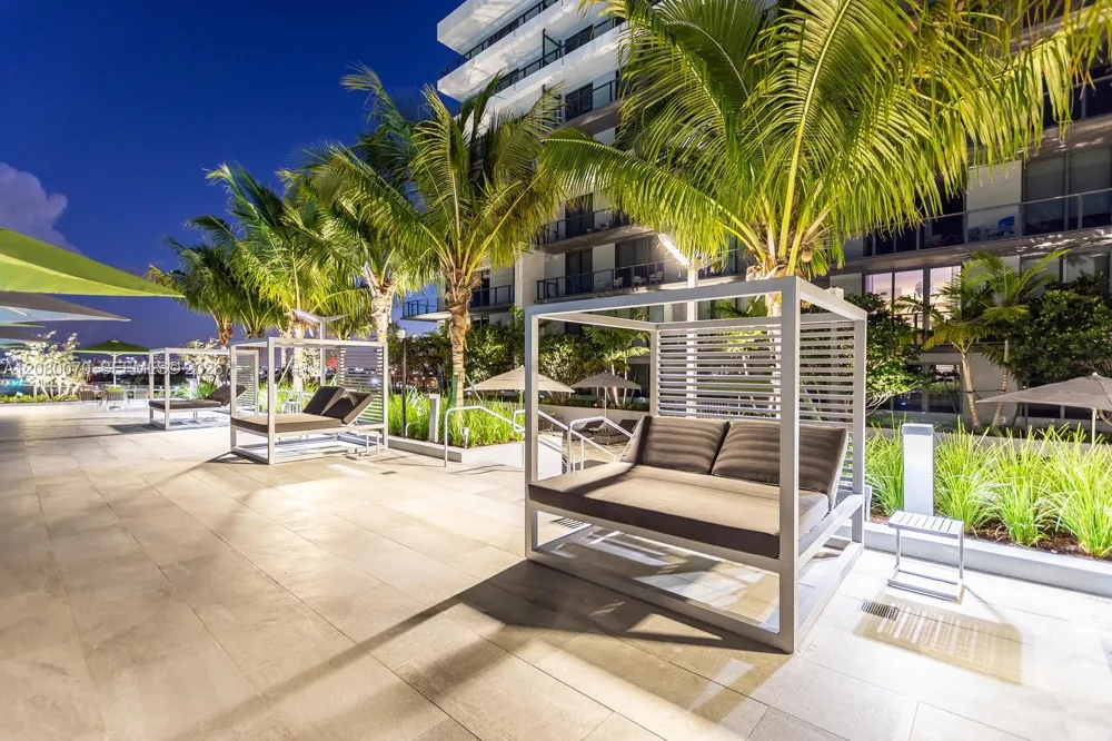 2960 NE 207th St #1005 Aventura, FL 33180
