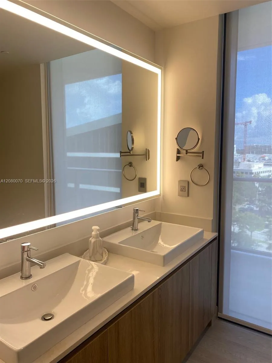 2960 NE 207th St #1005 Aventura, FL 33180