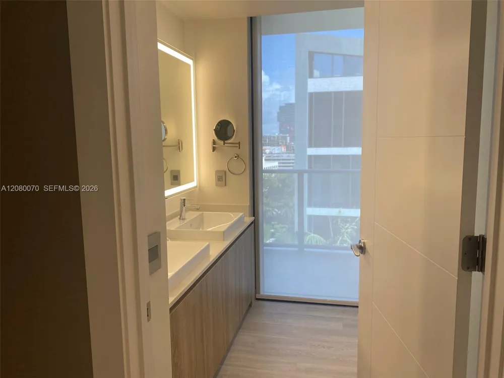 2960 NE 207th St #1005 Aventura, FL 33180