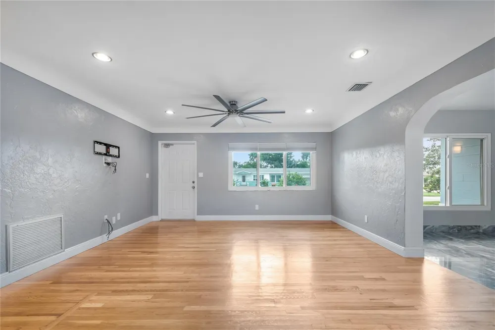 2501 LESLEE LAKE DRIVE St Petersburg, FL 33713