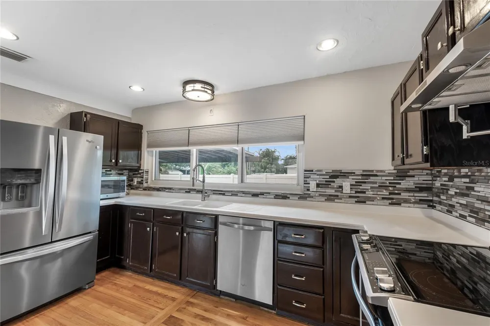 2501 LESLEE LAKE DRIVE St Petersburg, FL 33713