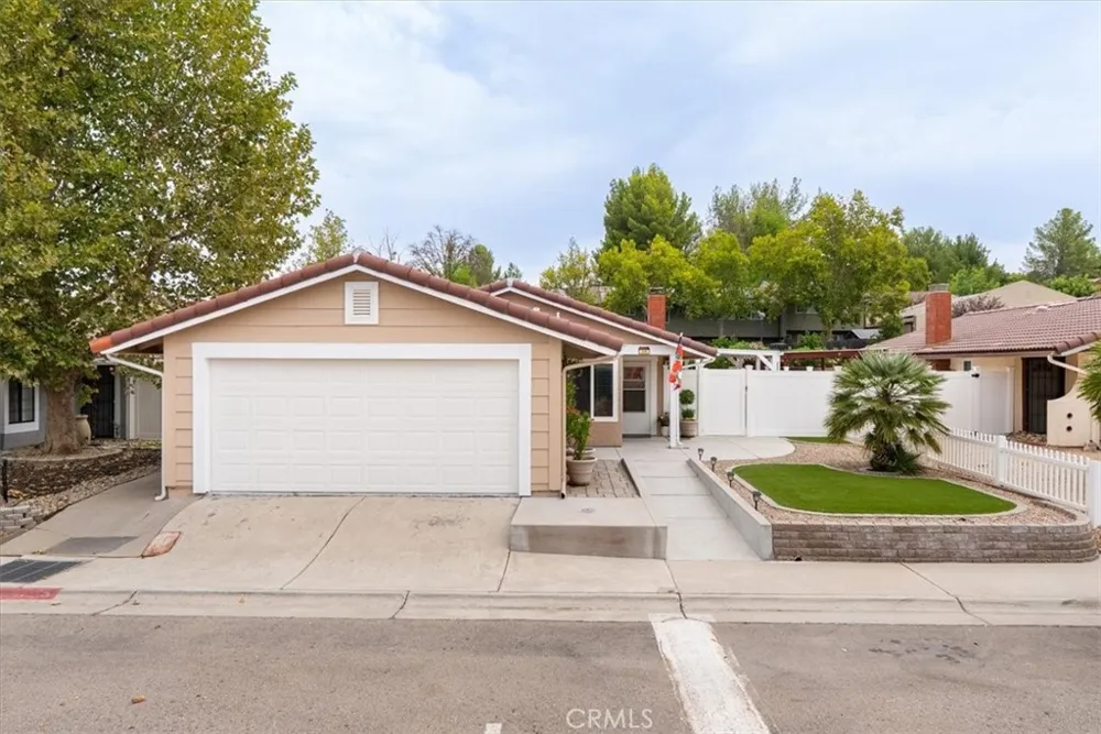 205 Honeysuckle Paso Robles, CA 93446
