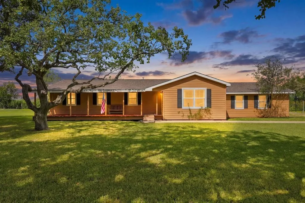 2300 Mary Lane Dickinson, TX 77539