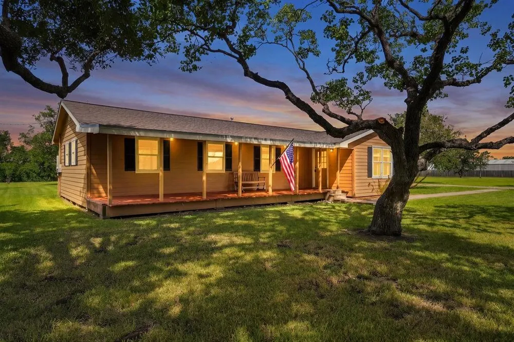 2300 Mary Lane Dickinson, TX 77539