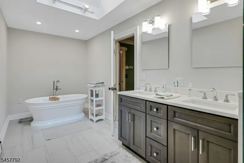 55 Cheyenne Trl Sparta, NJ 07871