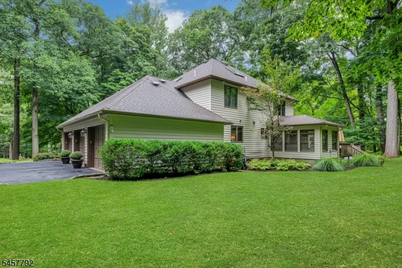 55 Cheyenne Trl Sparta, NJ 07871