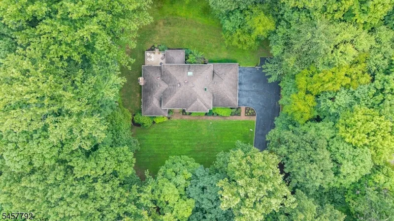 55 Cheyenne Trl Sparta, NJ 07871