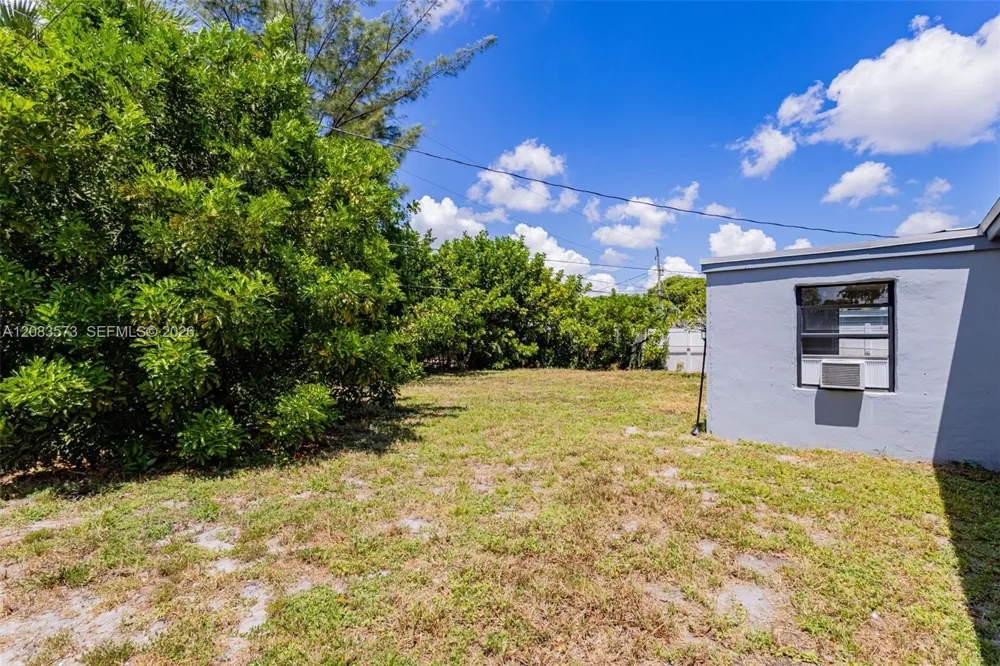 1421 NW 32nd Ave Lauderhill, FL 33311