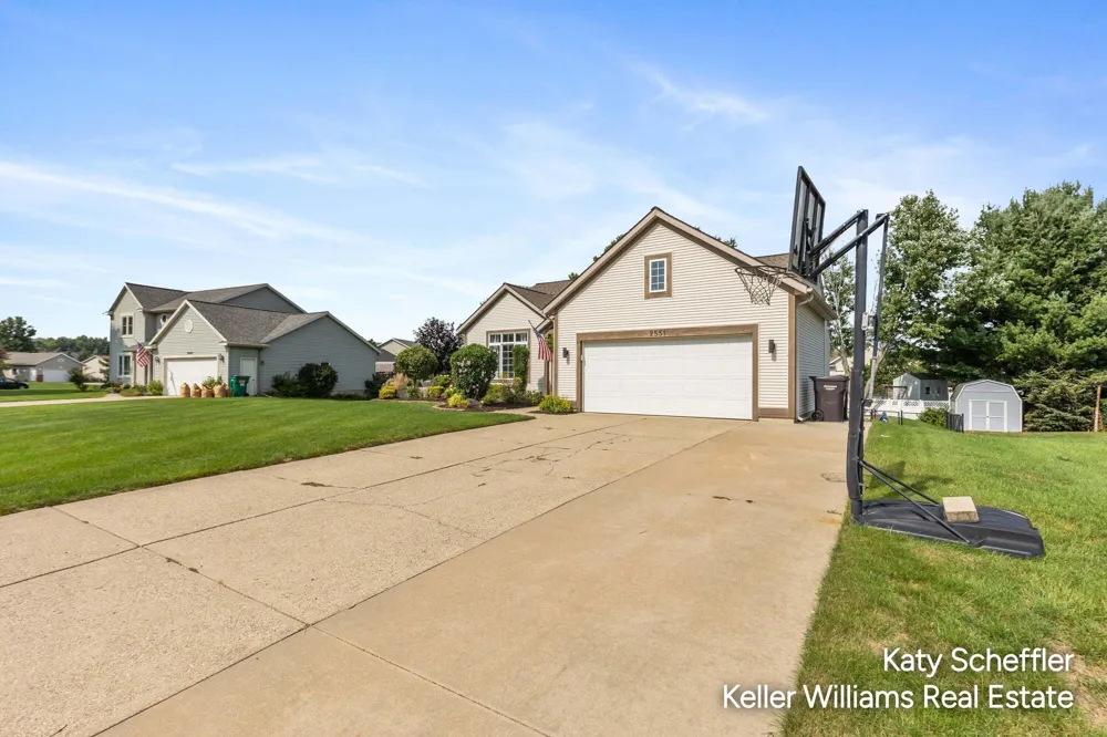 2551 Cedar Lake Drive Jenison, MI 49428