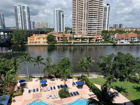 19390 Collins Ave #805