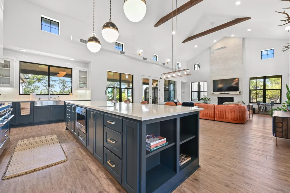 215 SANDY CREEK Cove Driftwood, TX 78619