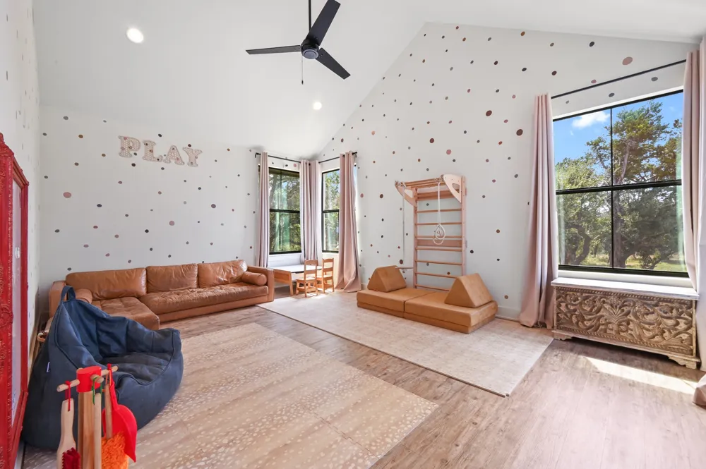 215 SANDY CREEK Cove Driftwood, TX 78619