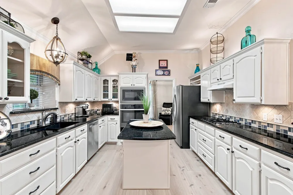 1613 Green Tree Drive Hurst, TX 76054