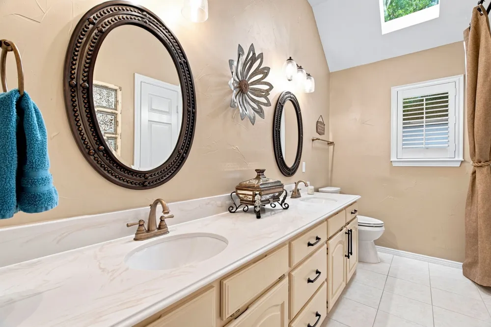 1613 Green Tree Drive Hurst, TX 76054